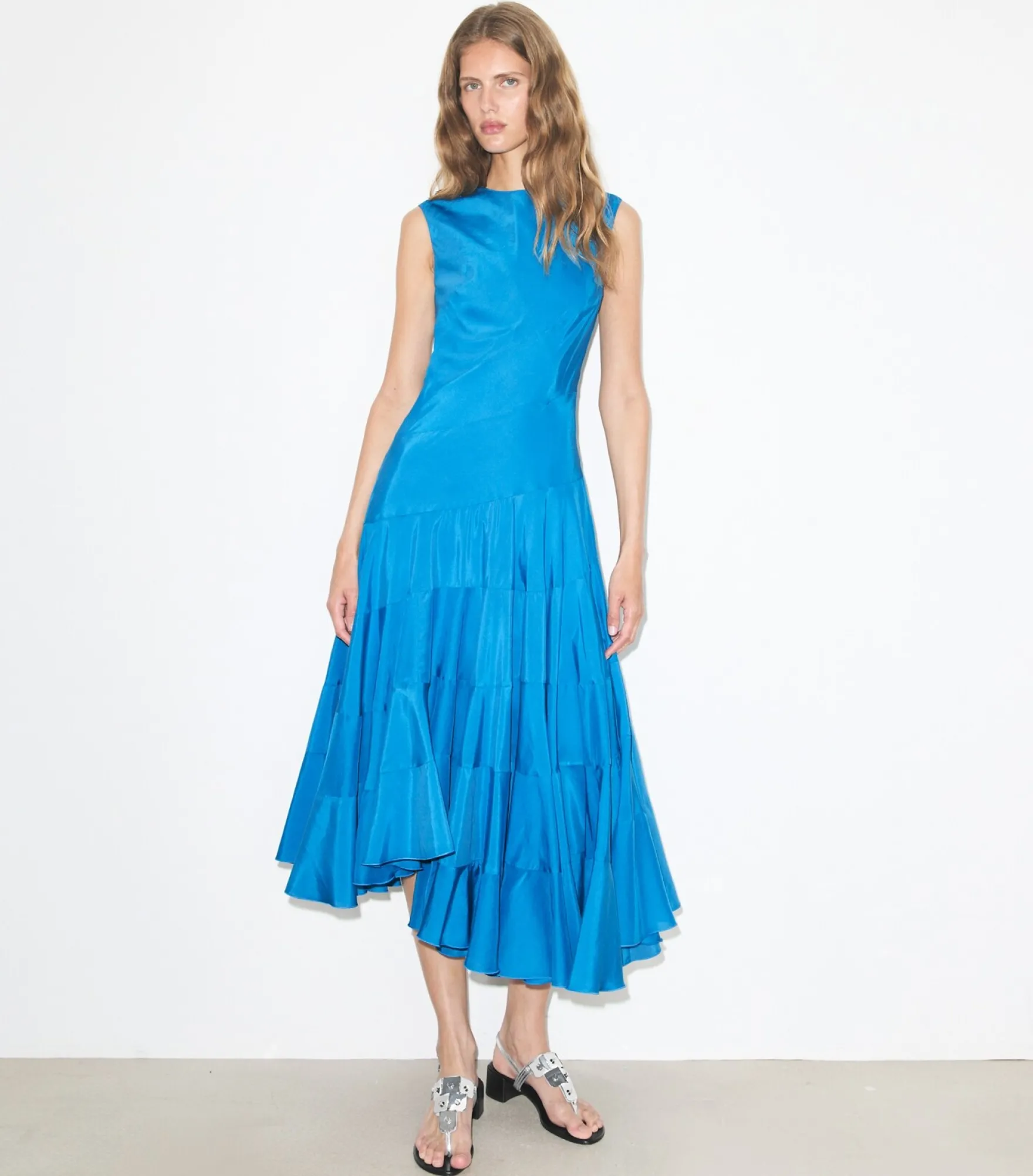 AUSGESTELLTES KLEID AUS BAUMWOLLE UND SEIDE