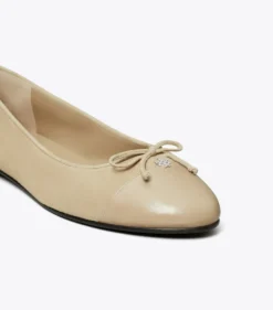 BALLERINA MIT ZEHENKAPPE