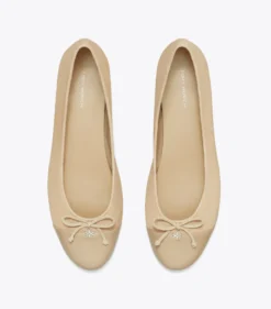 BALLERINA MIT ZEHENKAPPE