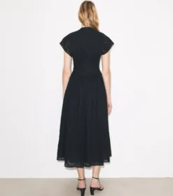 BAUMWOLLKLEID MIT LOCHSTICKEREI