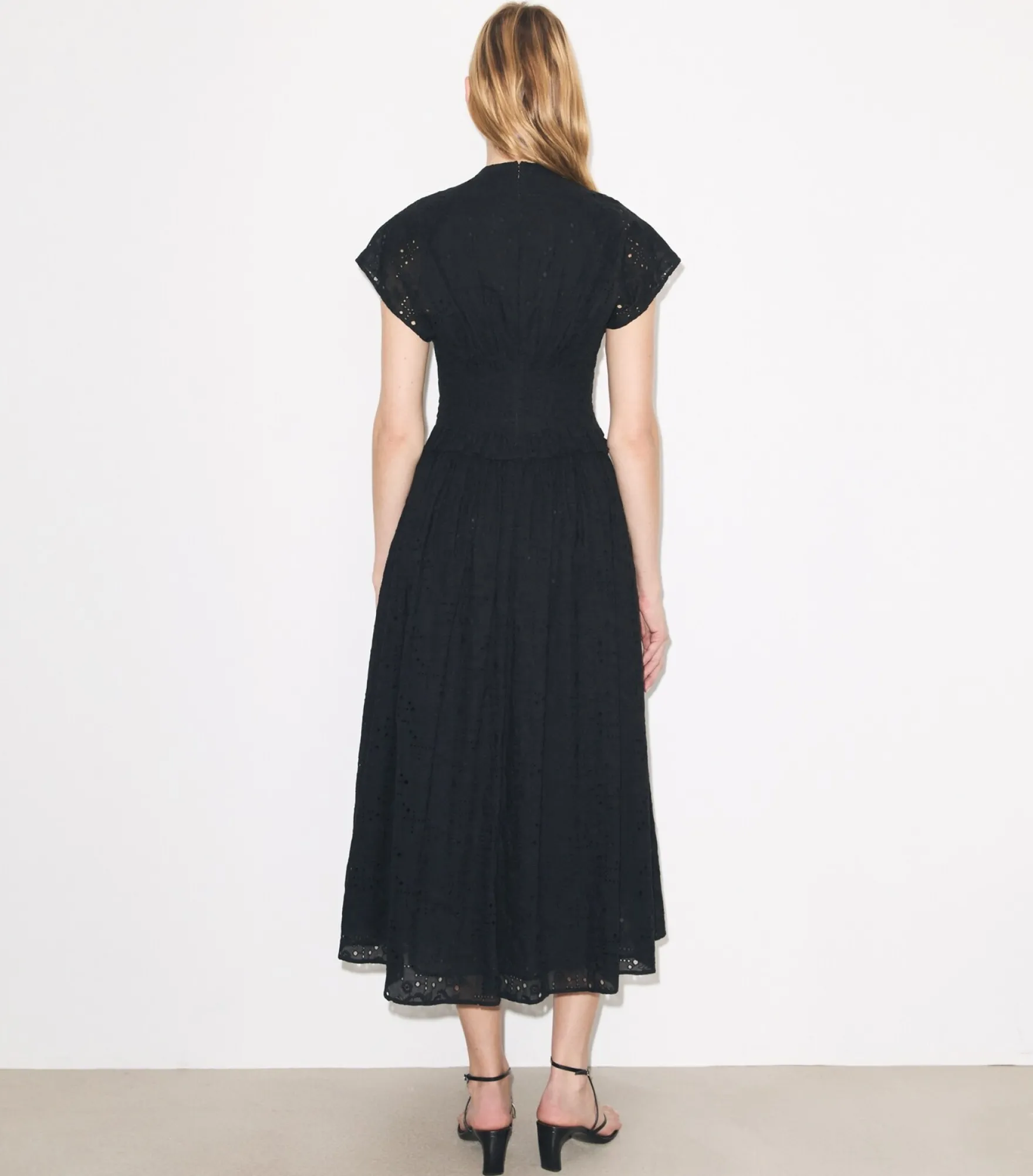 BAUMWOLLKLEID MIT LOCHSTICKEREI