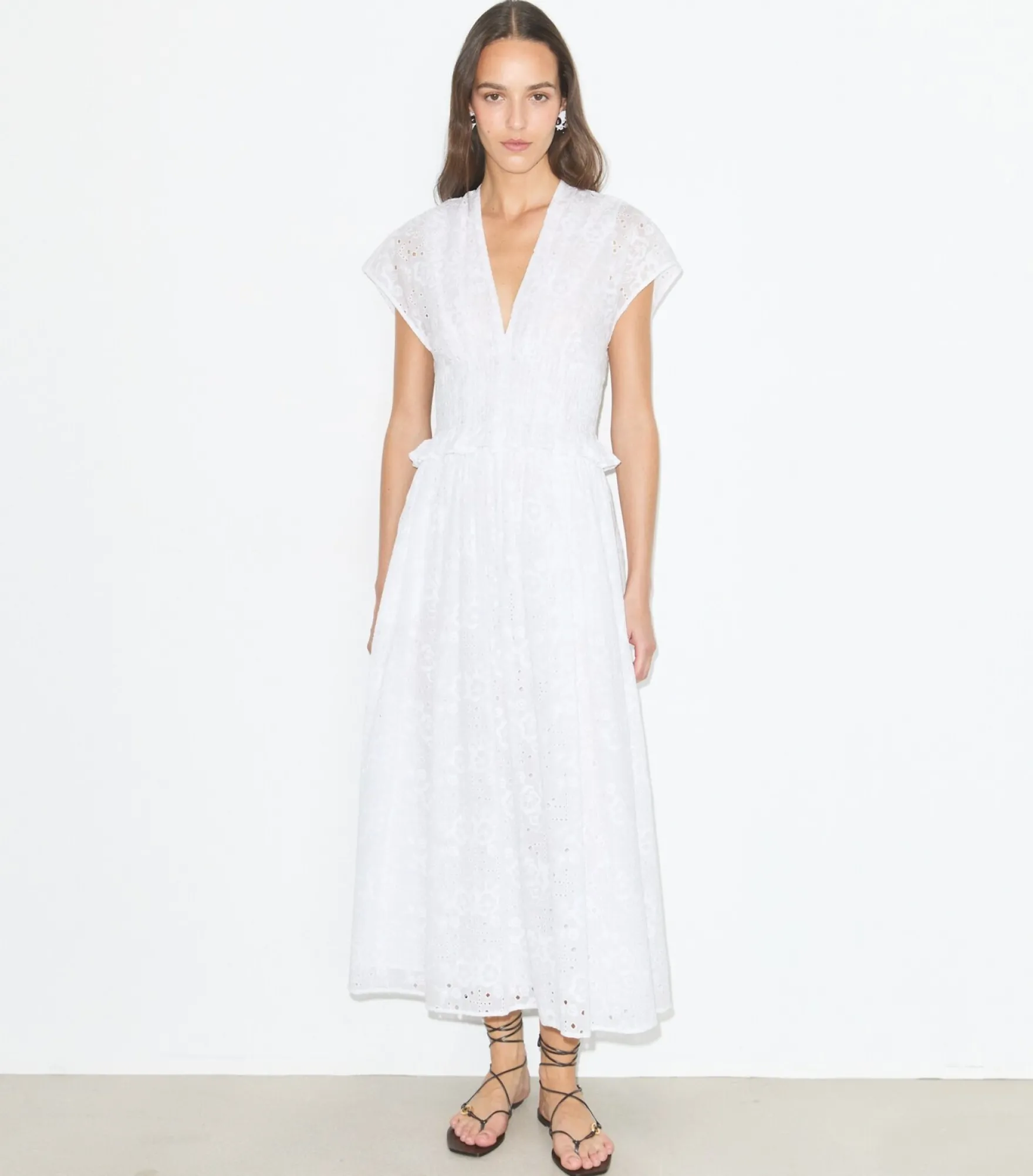 BAUMWOLLKLEID MIT LOCHSTICKEREI
