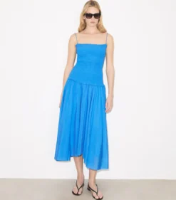 EINFARBIGES GESMOKTES KLEID