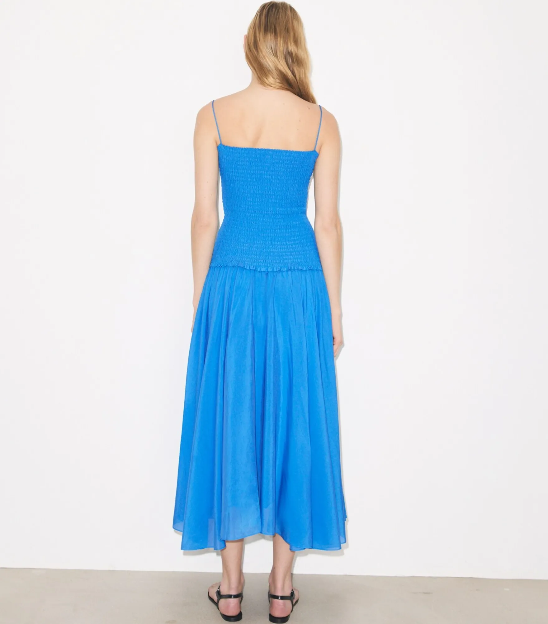 EINFARBIGES GESMOKTES KLEID