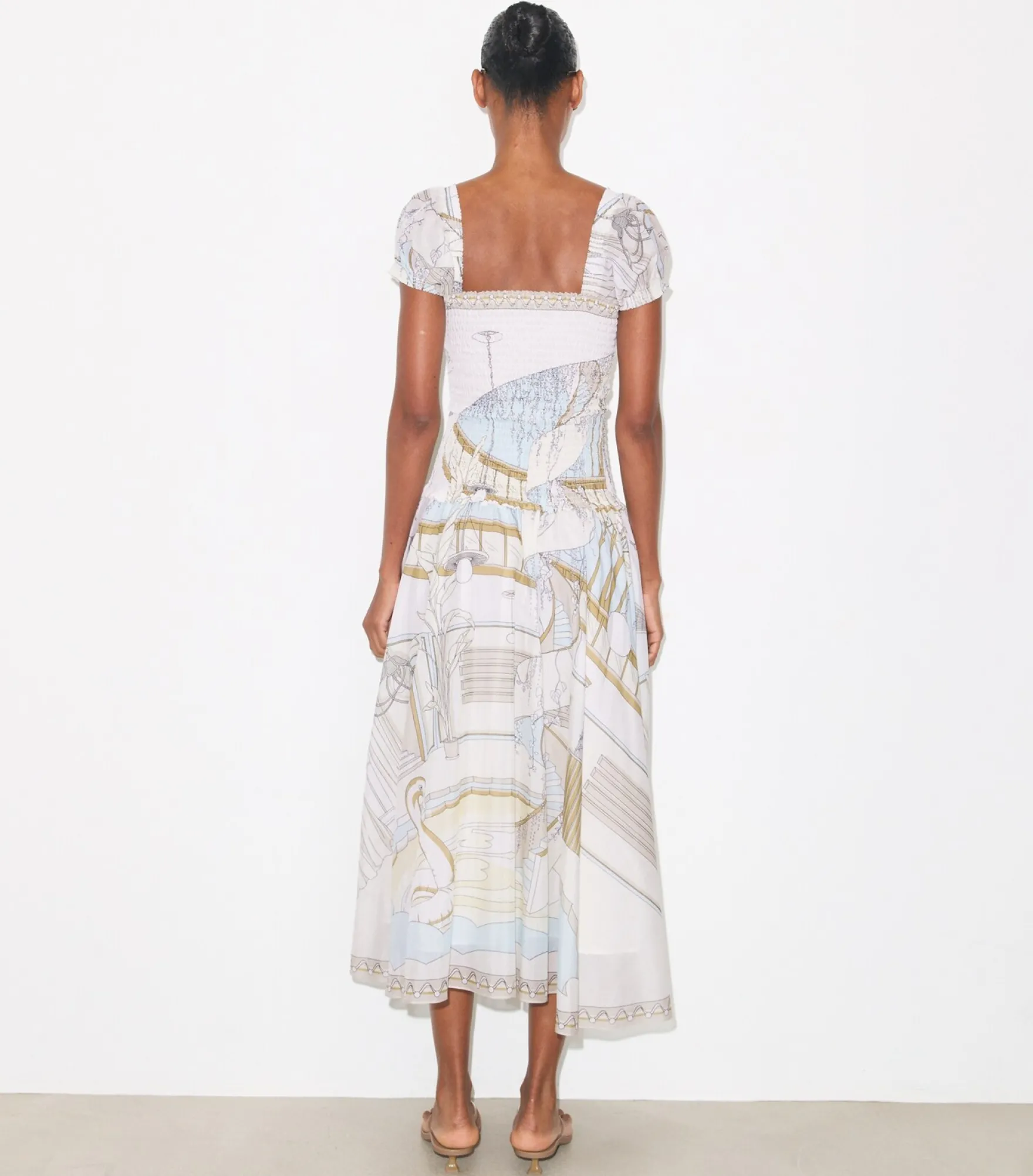 GESMOKTES KLEID MIT PRINT