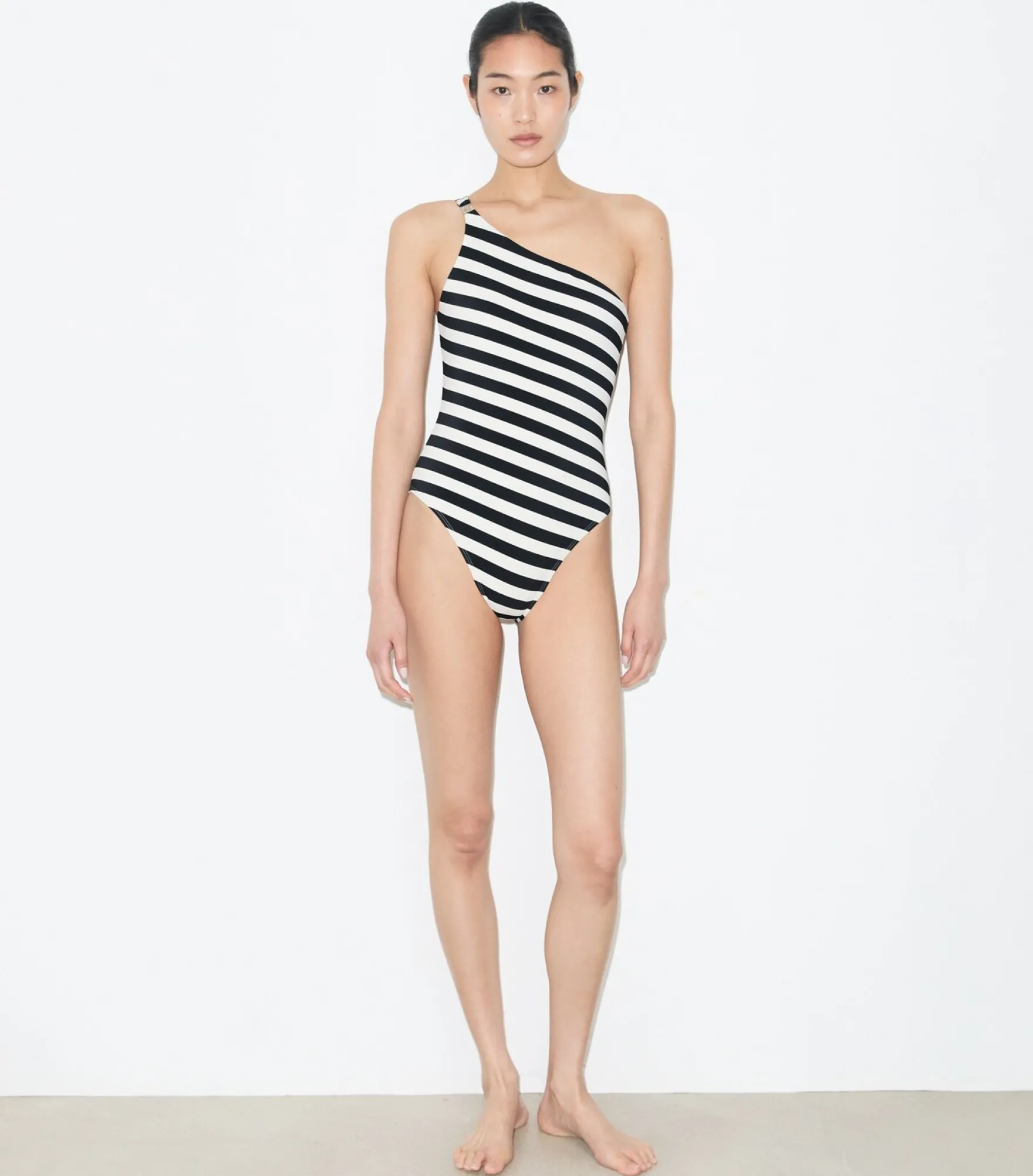 GESTREIFTER ONE-SHOULDER-BADEANZUG