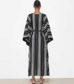 GESTREIFTER SEIDENKAFTAN MIT GÜRTEL