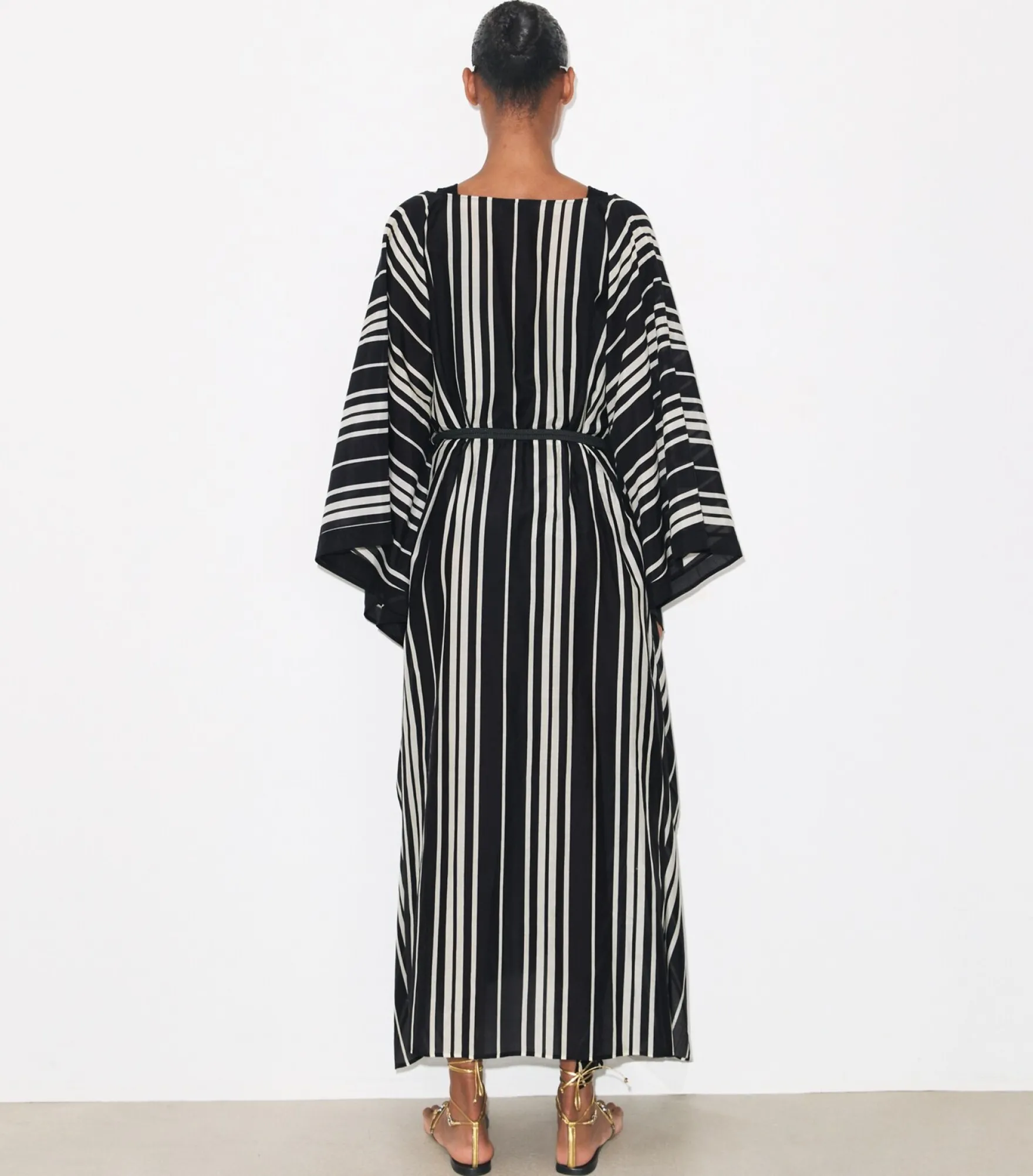GESTREIFTER SEIDENKAFTAN MIT GÜRTEL