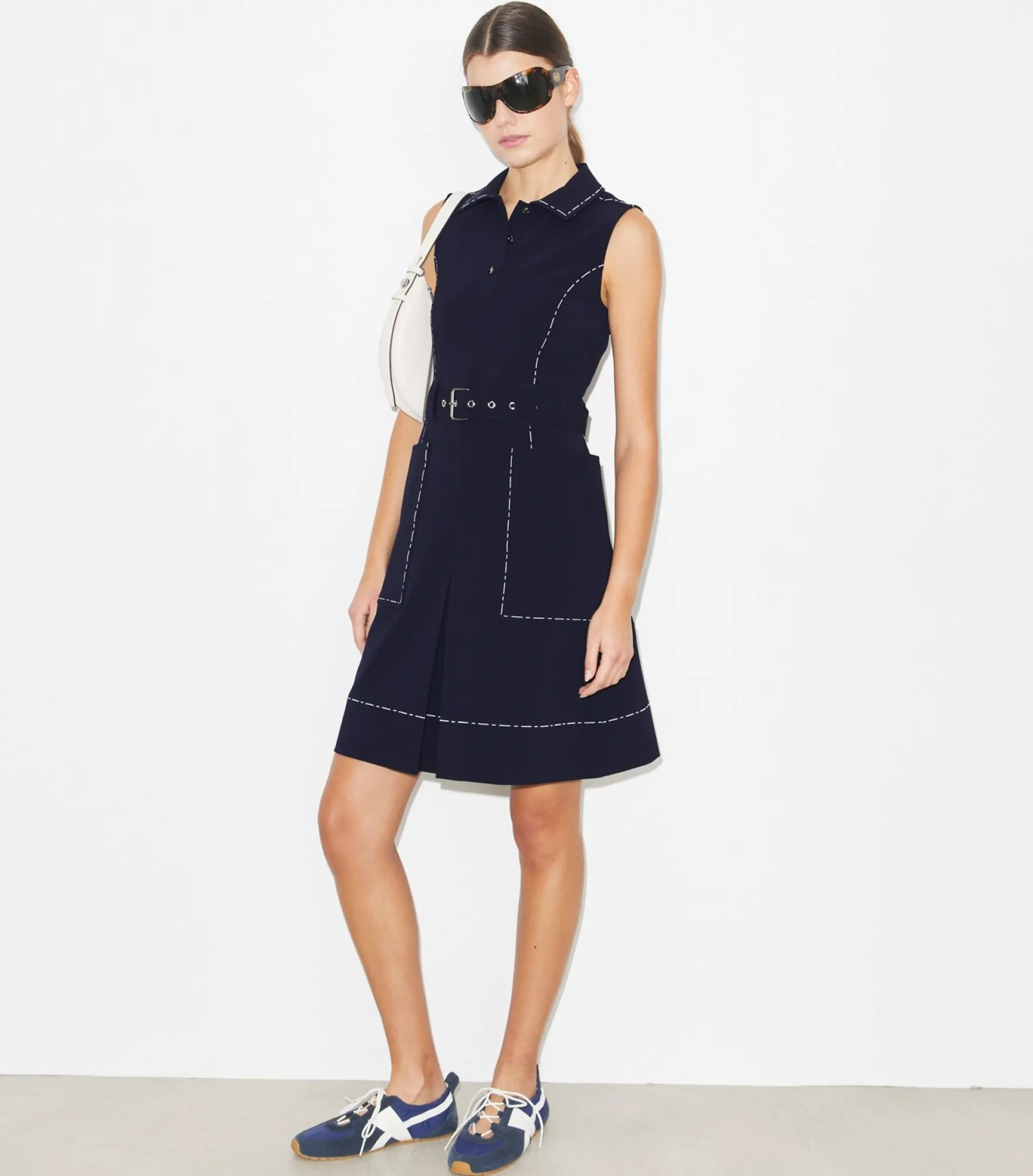 GOLFKLEID AUS STRETCHMATERIAL MIT HEFTNAHT