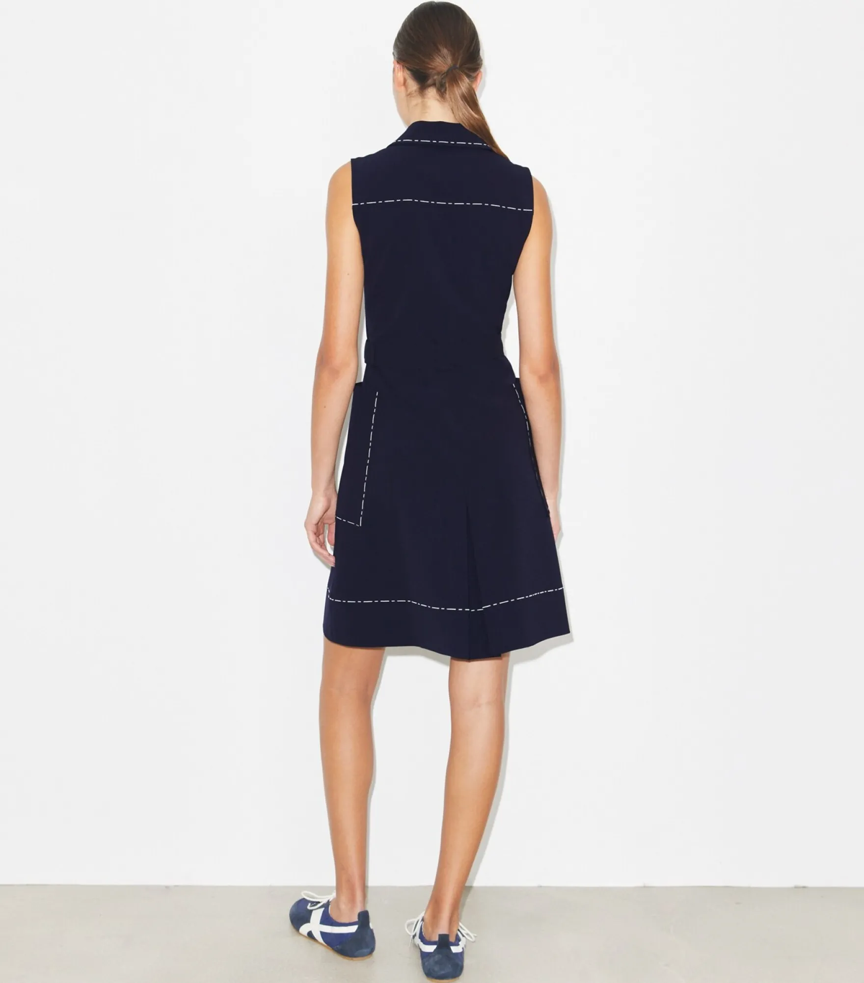 GOLFKLEID AUS STRETCHMATERIAL MIT HEFTNAHT