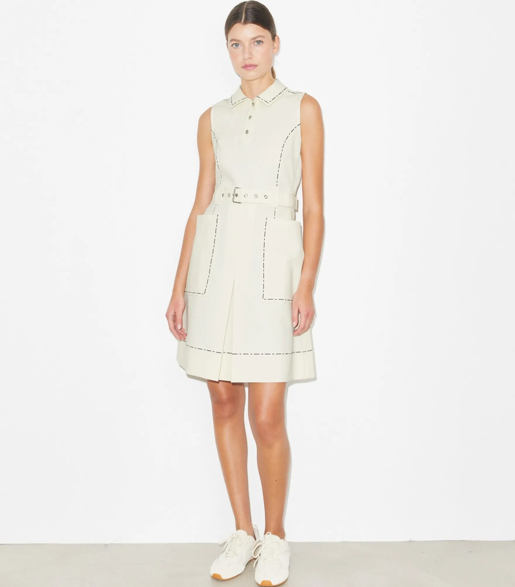 GOLFKLEID AUS STRETCHMATERIAL MIT HEFTNAHT