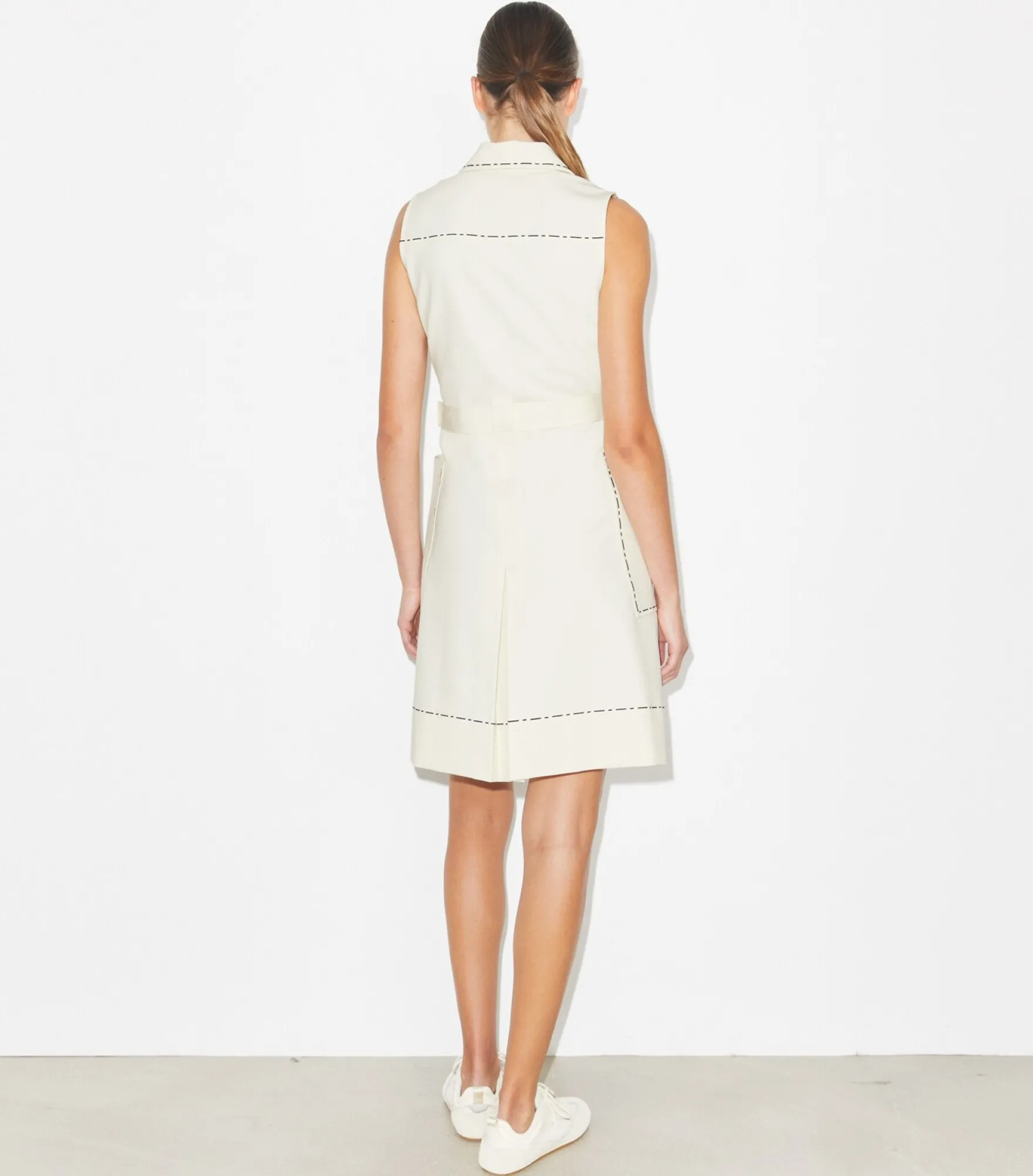 GOLFKLEID AUS STRETCHMATERIAL MIT HEFTNAHT