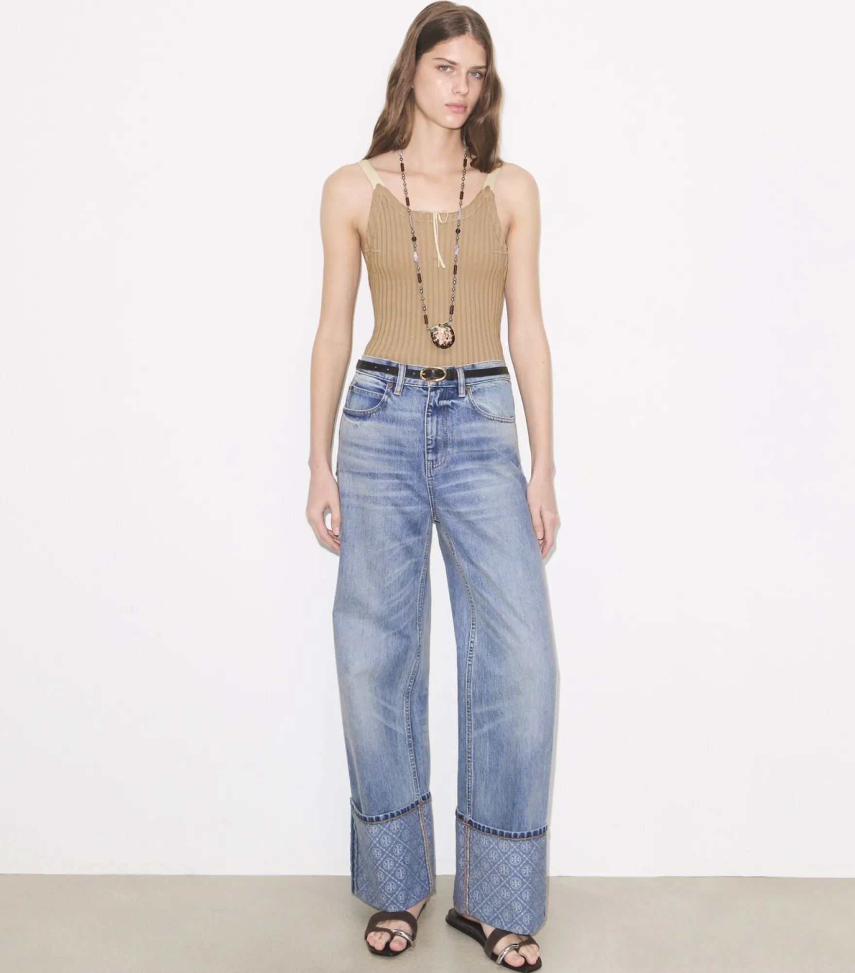 JEANS MIT KONTRASTIERENDEN BEINABSCHLÜSSEN UND GERADE GESCHNITTENEM BEIN