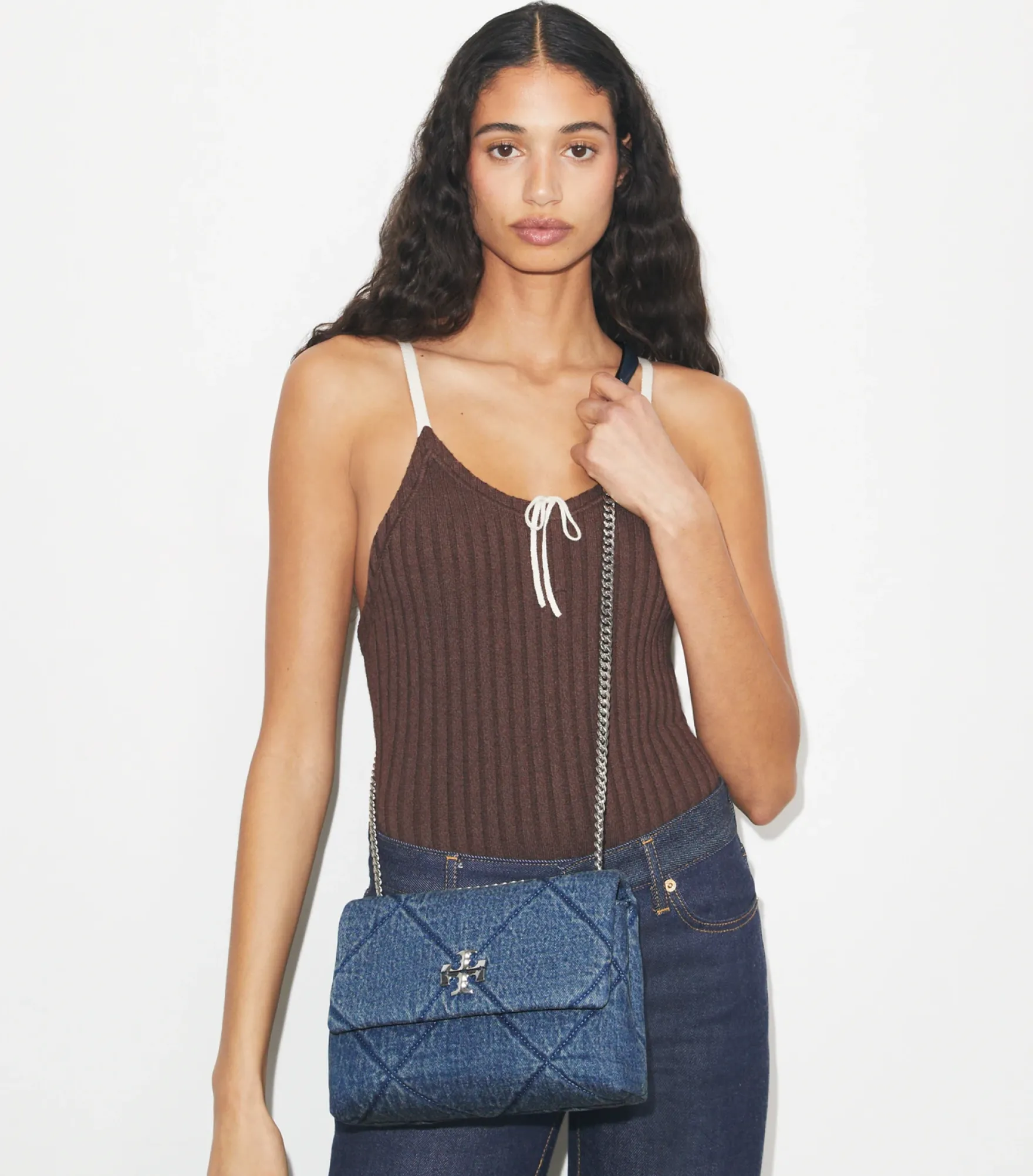 KLEINE KIRA SCHULTERTASCHE AUS DENIM MIT RAUTENSTEPPUNG