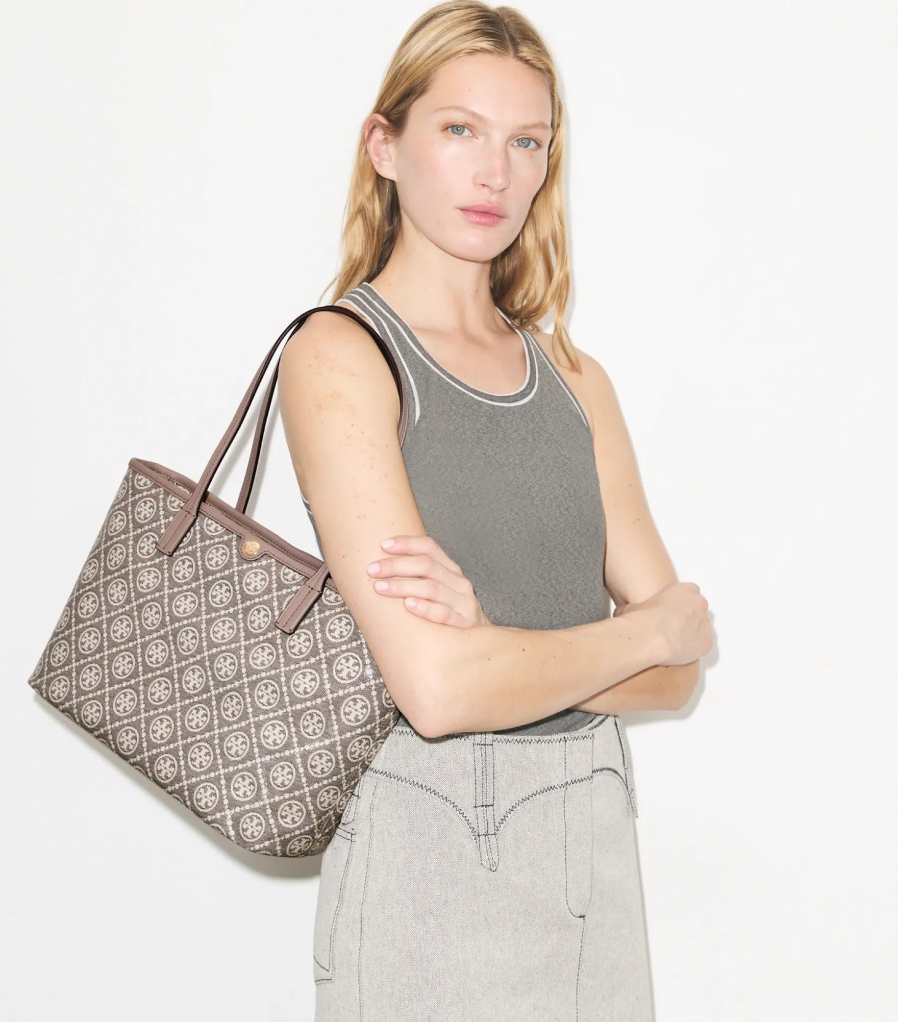 KLEINE TOTE BAG AUS BESCHICHTETEM JACQUARD MIT T-MONOGRAMM UND REISSVERSCHLUSS