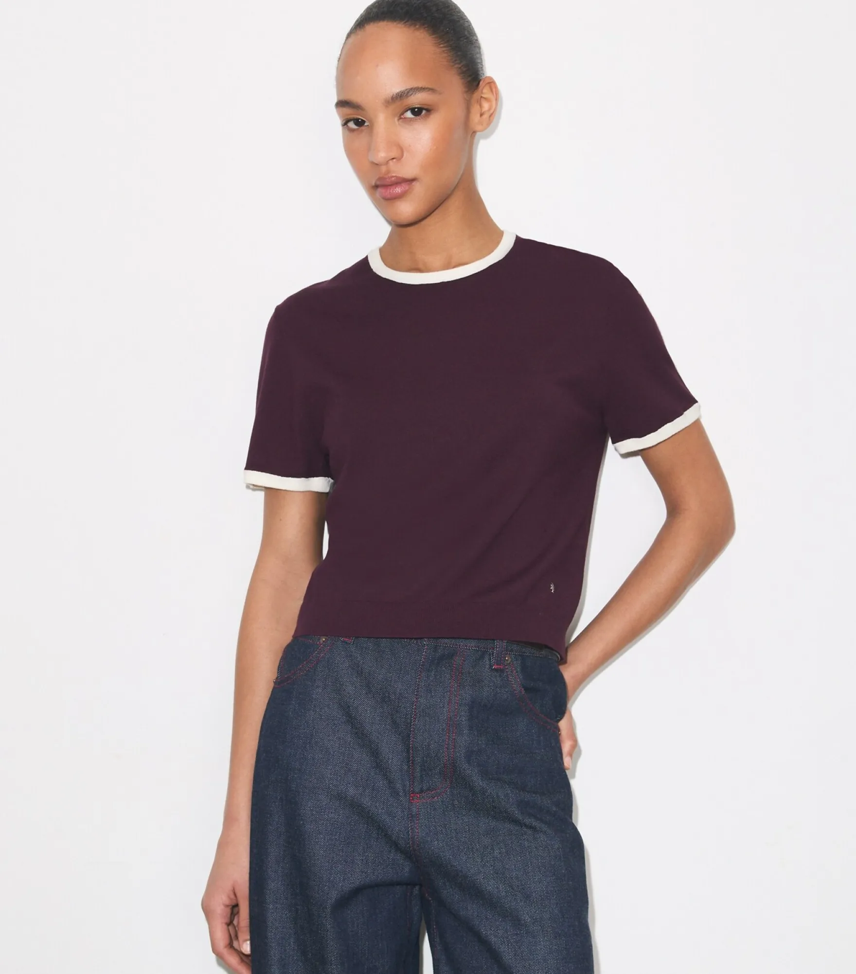 KURZÄRMELIGER PULLOVER MIT KONTRASTIERENDEM BESATZ