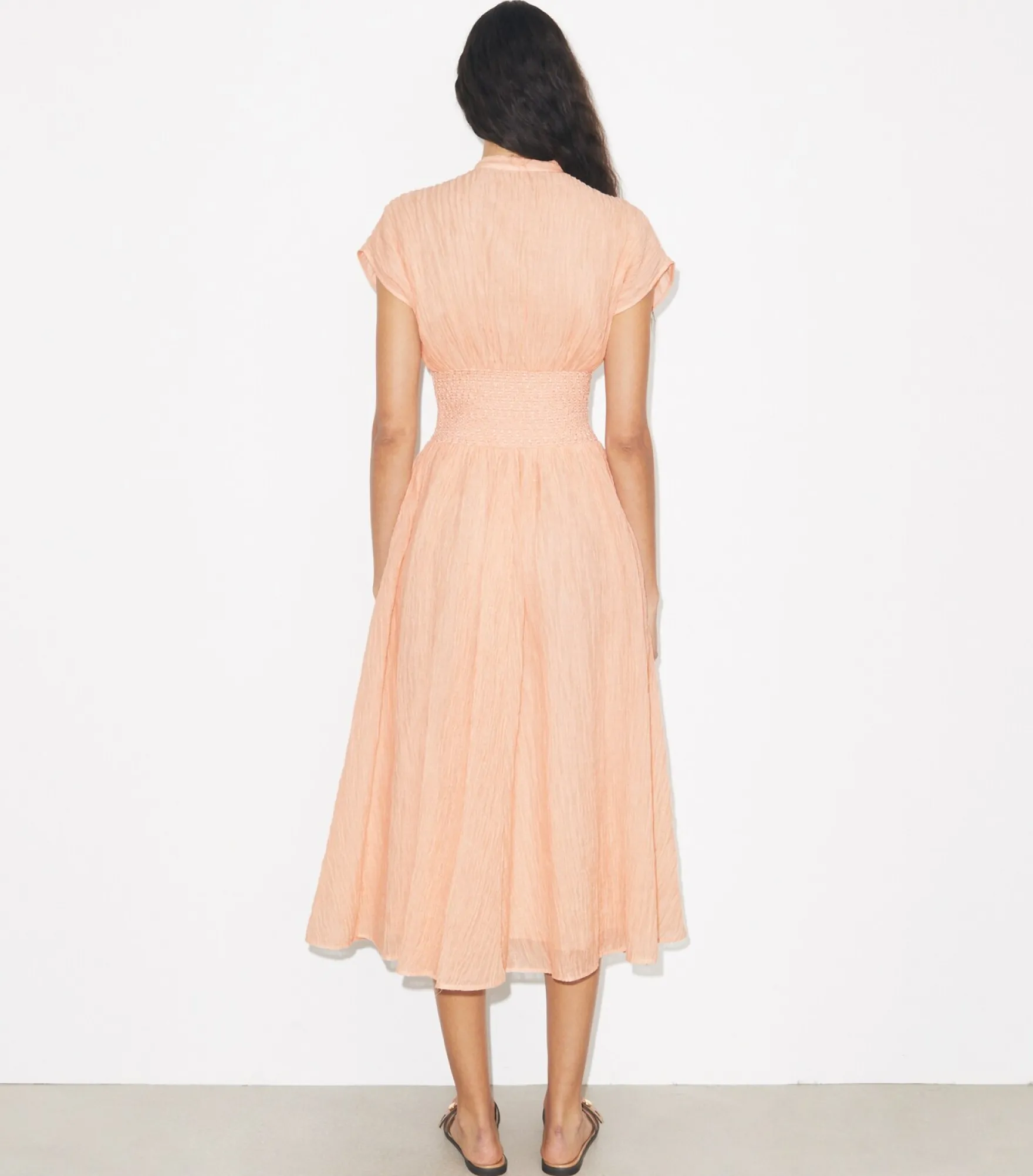 LEINENKLEID MIT V-AUSSCHNITT