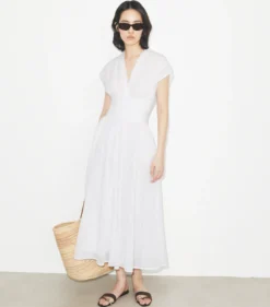 LEINENKLEID MIT V-AUSSCHNITT