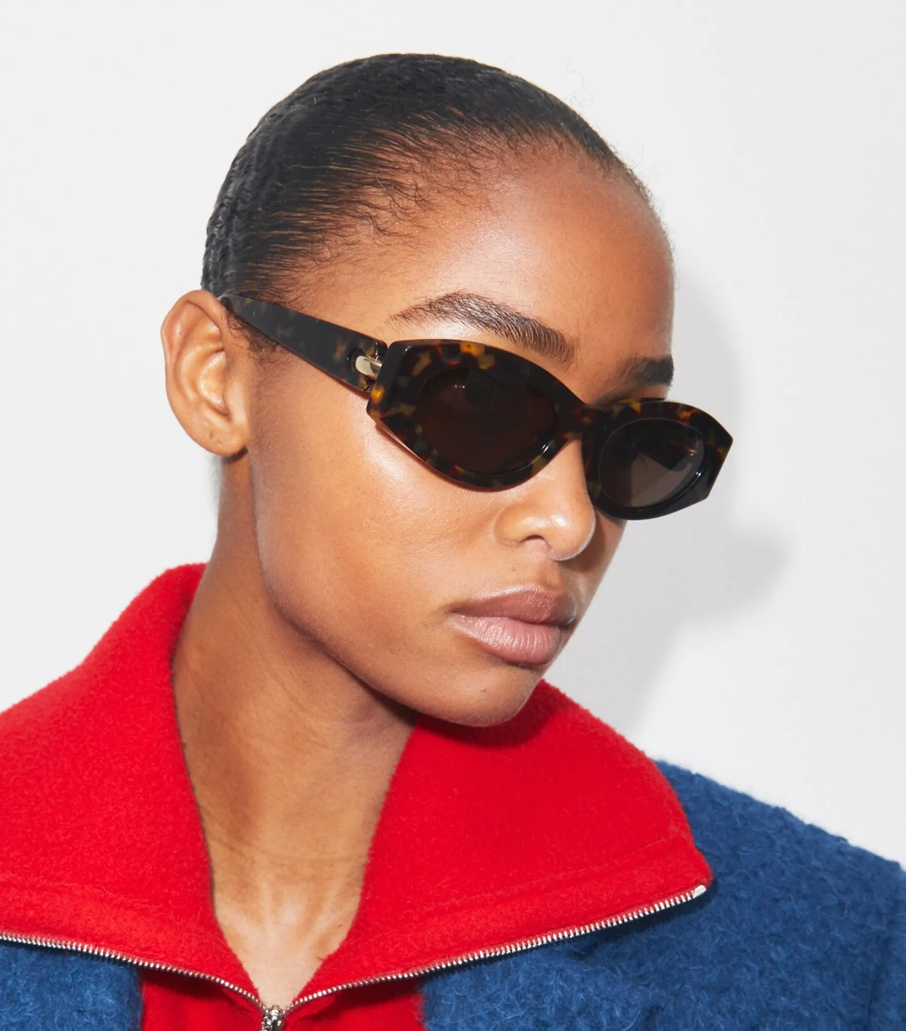 OVALE SONNENBRILLE MIT PIERCINGDETAIL