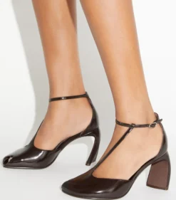 PEEPTOE-SANDALE MIT T-RIEMEN UND ABSATZ