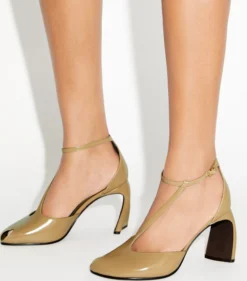 PEEPTOE-SANDALE MIT T-RIEMEN UND ABSATZ