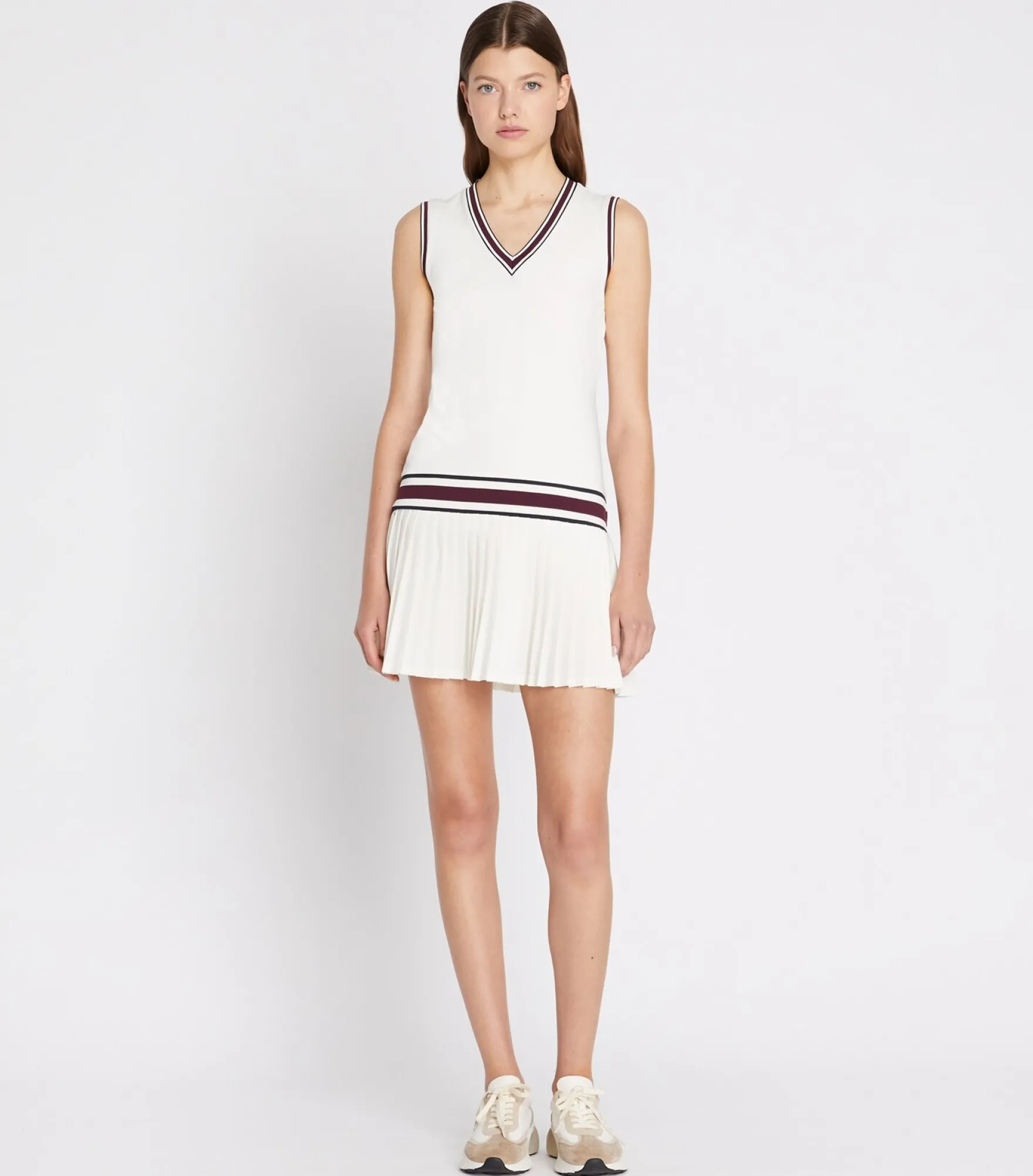 PERFORMANCE-TENNISKLEID MIT V-AUSSCHNITT
