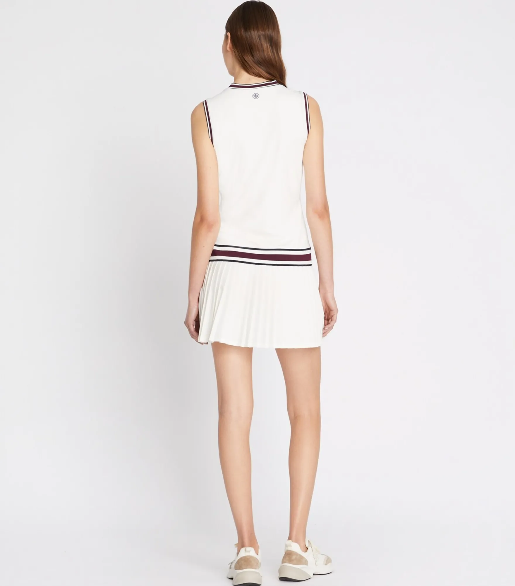 PERFORMANCE-TENNISKLEID MIT V-AUSSCHNITT