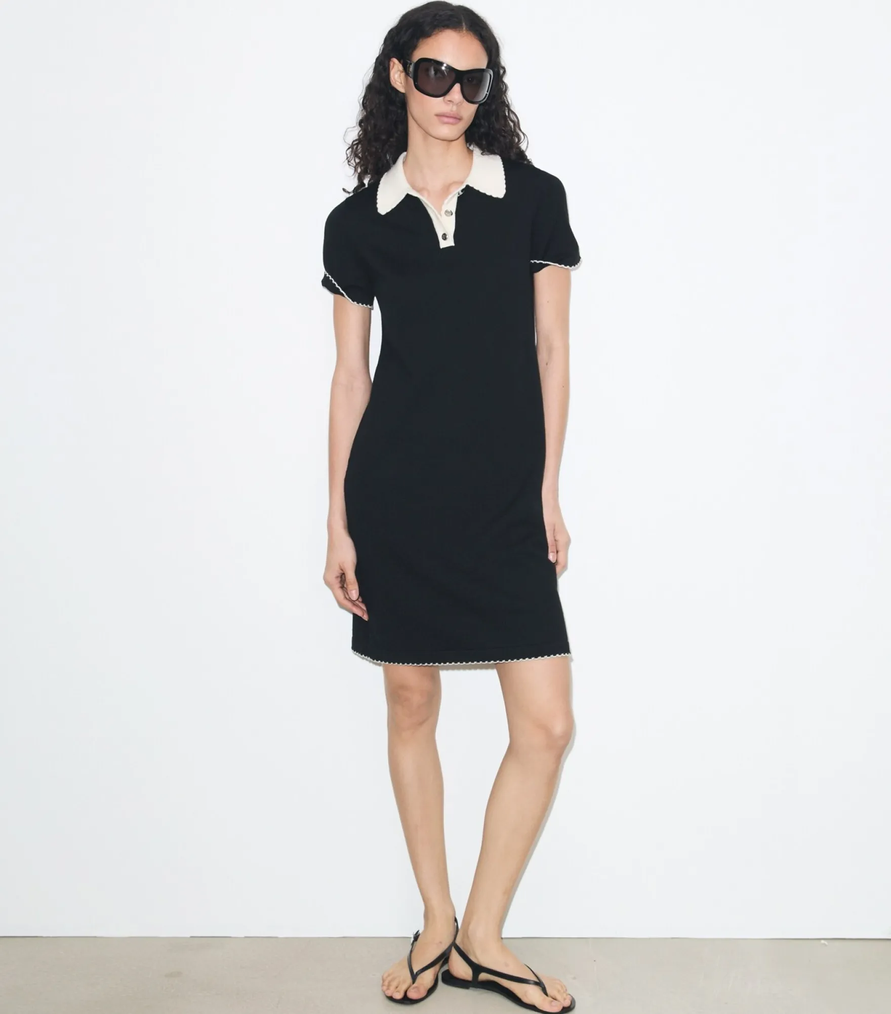 POLOKLEID AUS WOLLE MIT WELLENKANTE