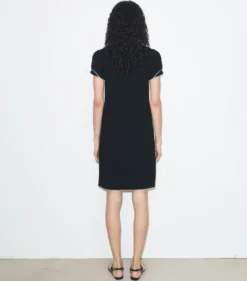 POLOKLEID AUS WOLLE MIT WELLENKANTE