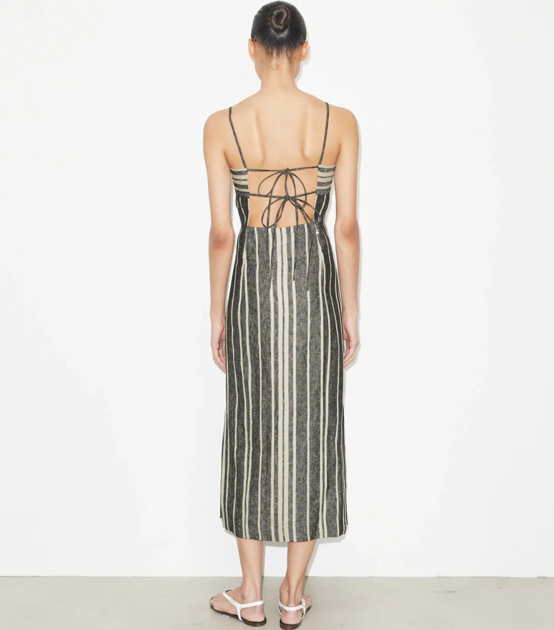 RÜCKENFREIES LEINENKLEID