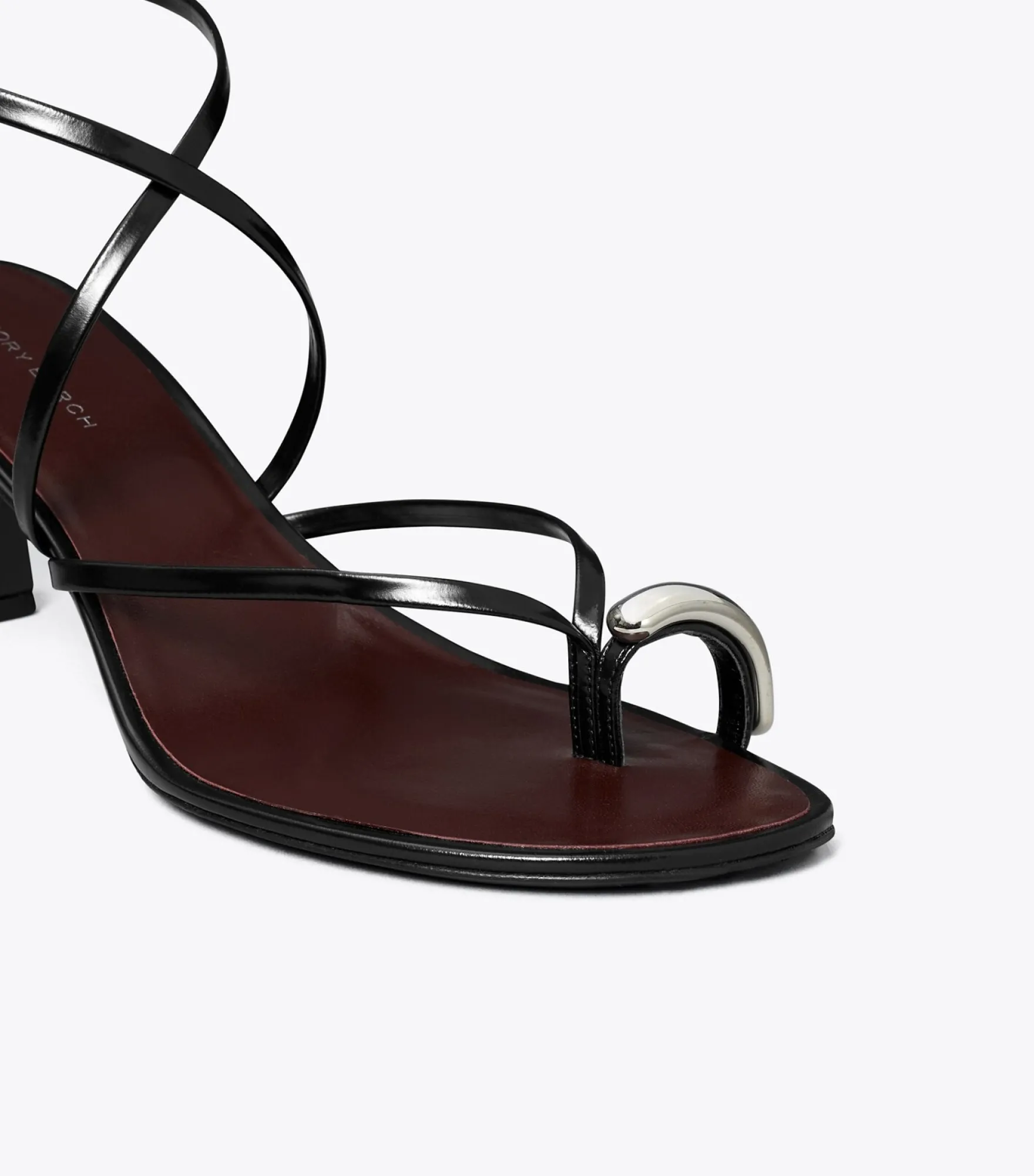 RIEMCHENSANDALETTE MIT PIERCINGDETAIL