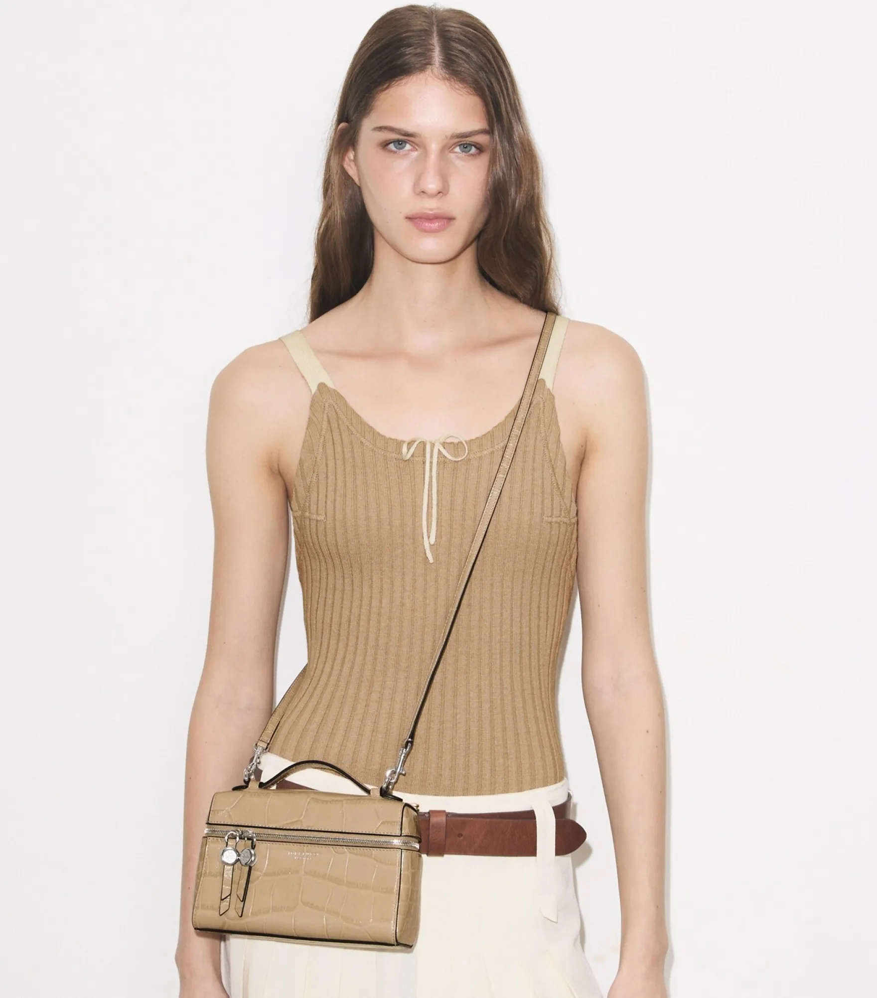 SCHMALE ROMY TASCHE MIT KROKOPRÄGUNG UND TRAGEGRIFF OBEN