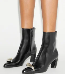 STIEFELETTE MIT PIERCING-DETAIL