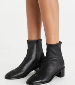 STIEFELETTE MIT ZEHENKAPPE UND ABSATZ
