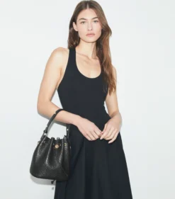 STRUKTURIERTE BUCKET BAG MIT T-MONOGRAMM