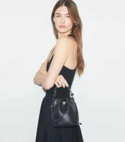 STRUKTURIERTE MINI BUCKET BAG MIT T-MONOGRAMM