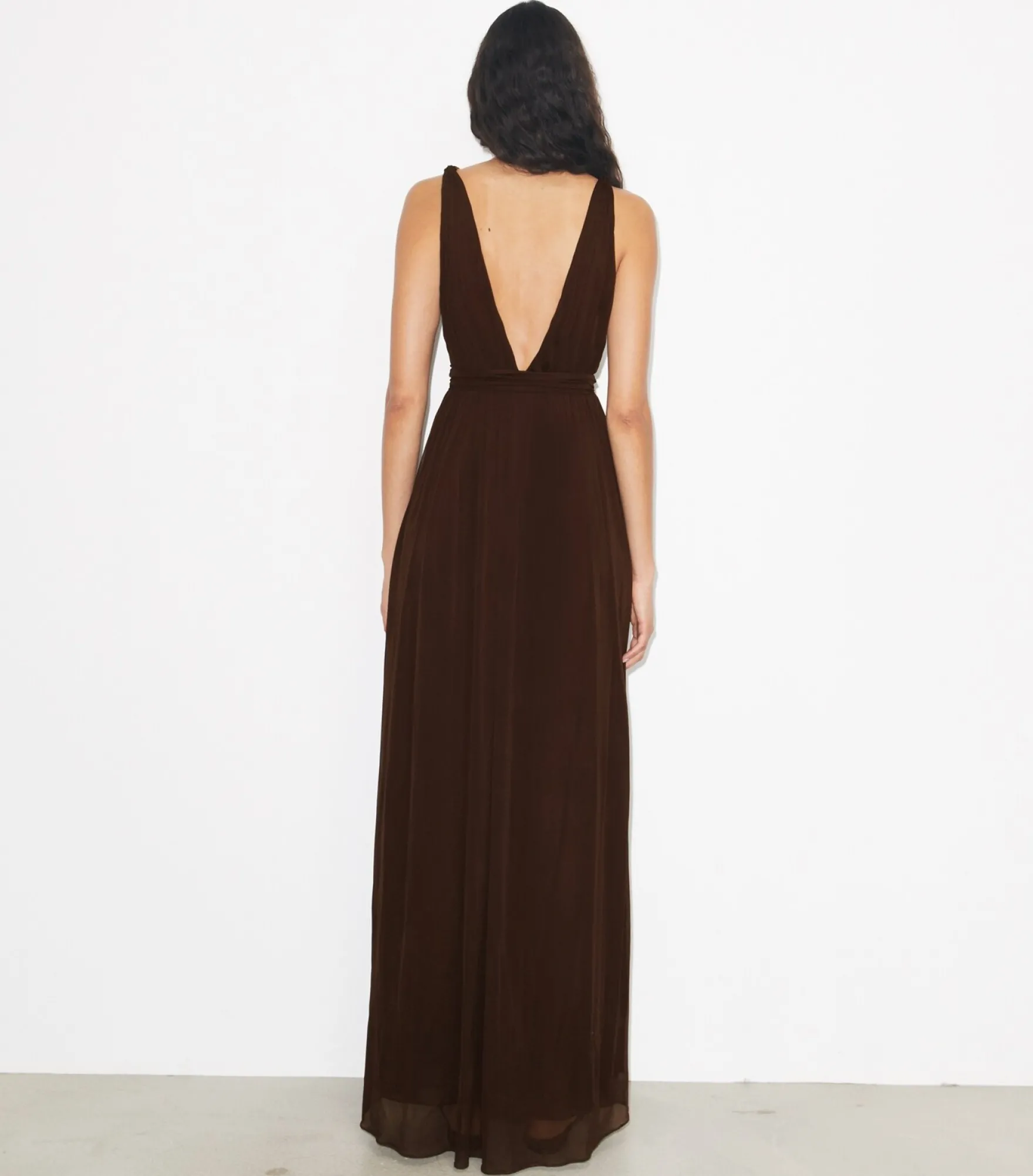 VISKOSEKLEID MIT V-AUSSCHNITT